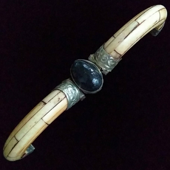 VINTAGE Genuine Blue GemStone Carved Bone Bangle - Picture 15 of 16